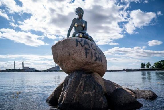„Rasszista hal” – megrongálták a Kis hableány szobrát