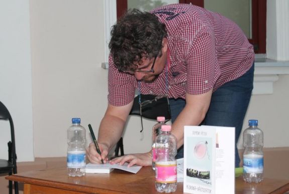 Bemutatták Nagyváradon Demény Péter paródiakötetét 