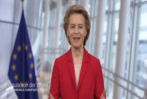 Ezért a kétszavas üzenetért kellett bocsánatot kérnie Ursula von der Leyennek