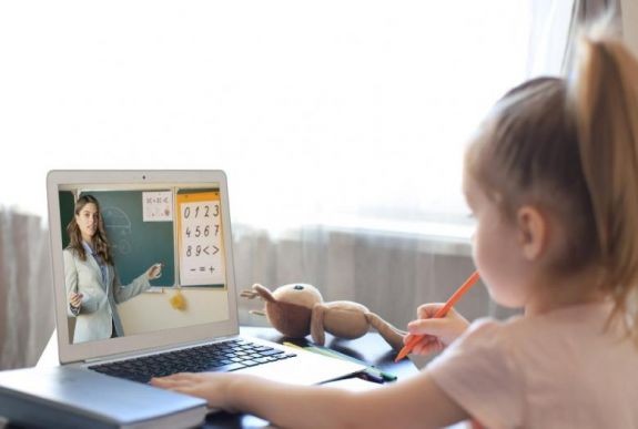 Hivatalos: 250 ezer diáknak és tanárnak kellene tabletet, laptopot vásároljon a tanügyminisztérium