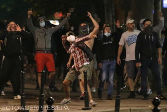 Koronavírus: betörtek a belgrádi parlamentbe a kijárási tilalom ellen tiltakozó fiatalok