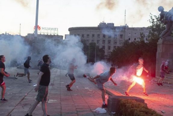 Koronavírus: ismét erőszakos tiltakozás alakult ki Belgrádban