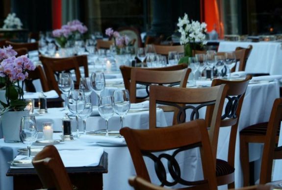 Várniuk kell még a vendéglősöknek a beltéri helyiségeik megnyitására