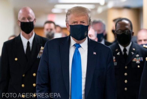 Trump először viselt nyilvánosan maszkot a járvány kezdete óta