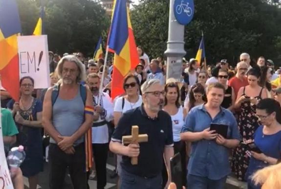 FRISSÍTVE - Megbírságolták a karantén ellen tüntetőket Bukarestben