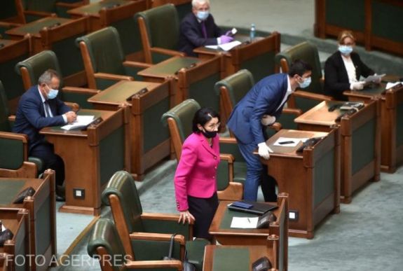 Karanténtörvény: felfüggesztették a szenátus ülését, de délután folytathatják a vitát