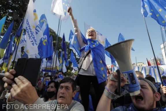 Kijevben a parlament előtt tüntettek a kisebbségi iskoláknak nyújtandó kedvezmény ellen