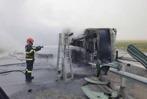 Felborult és kigyulladt egy kamion az autópálya-határátkelő előtt