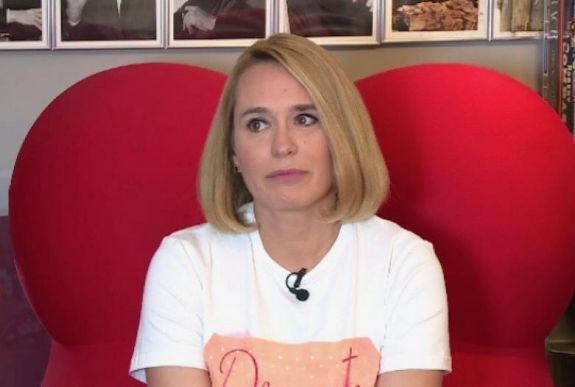 Koronavírus-fertőzött volt Andreea Esca televíziós személyiség, férje az intenzív terápiára került