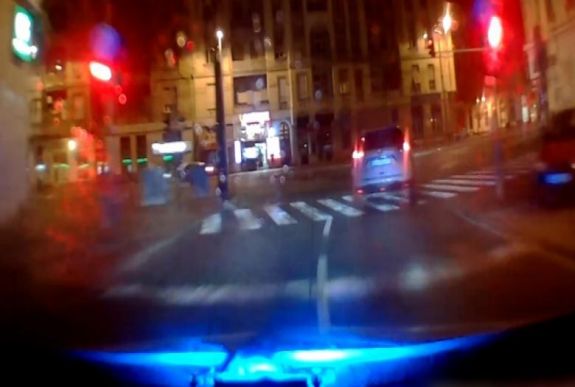 Kilenc piroson hajtott át, kilencvenhárom büntetőpontot kapott egy budapesti autós