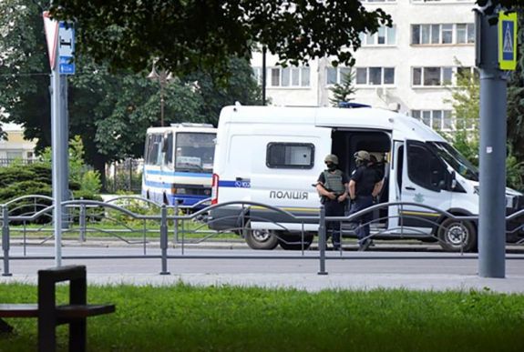 Túszul ejtett egy buszt utasokkal egy fegyveres férfi a nyugat-ukrajnai Luckban