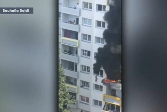 Kiugrott a harmadikról két kisgyerek, hogy megmeneküljenek a tűztől