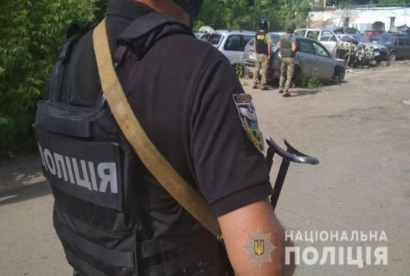 Gránáttal fenyegetőző autótolvaj túszul ejtett egy rendőrt Poltavában