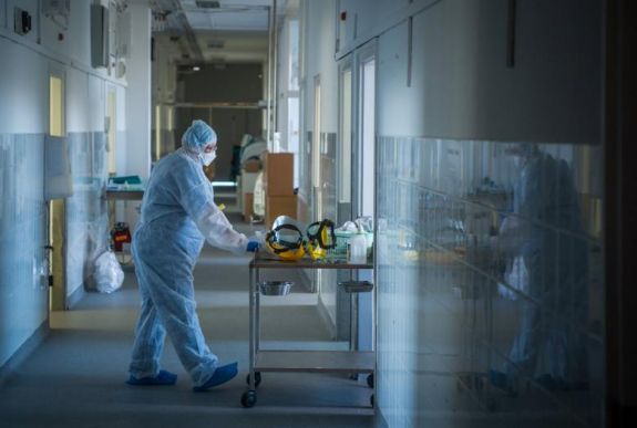 Jelenleg több mint 300 koronavírusos beteget kezelnek intenzív osztályon