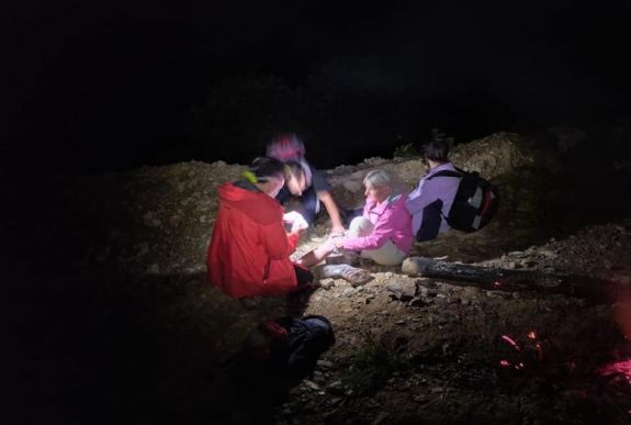 Hegyimentők mentettek ki négy személyt Hargita megyében, akik eltévedtek az erdőben