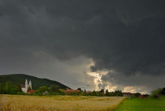 Jégesővel kísért zivatar söpört végig Csíkszeredán