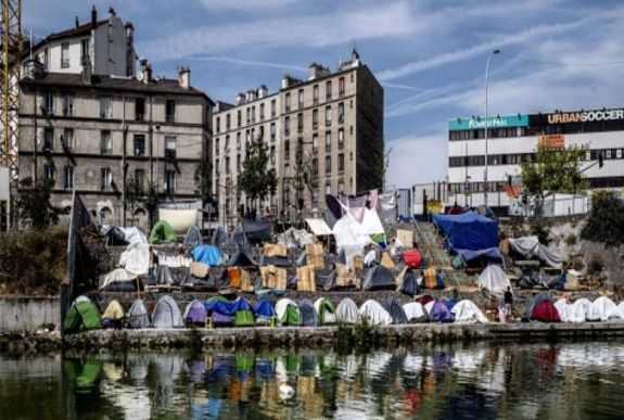 Felszámolt a francia rendőrség Párizsban egy illegális sátortábort