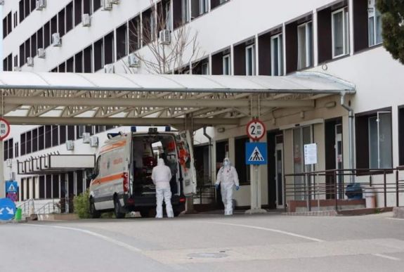 Meghalt egy várandós, koronavírusos nő, miközben mentőautóval szállították