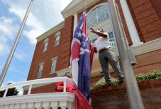 Eltávolították a tagállami lobogót Mississippi állam törvényhozásának épületéről