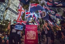 Brit-kínai csörte a hongkongiaknak felajánlott állampolgárság miatt