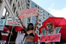 Prostituáltak tüntettek a bordélyházak újranyitásáért Berlinben