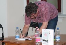 Bemutatták Nagyváradon Demény Péter paródiakötetét 