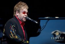 Nagy megtiszteltetésben részesül Elton John