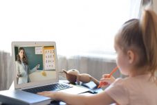 Hivatalos: 250 ezer diáknak és tanárnak kellene tabletet, laptopot vásároljon a tanügyminisztérium