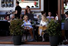 Koronavírus: Szlovénia ismét betilthatja a tíz főnél nagyobb összejöveteleket