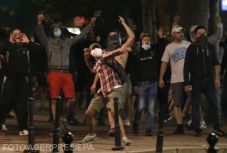 Koronavírus: betörtek a belgrádi parlamentbe a kijárási tilalom ellen tiltakozó fiatalok