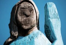 Felgyújtották Melania Trump szülővárosában felállított szobrát 