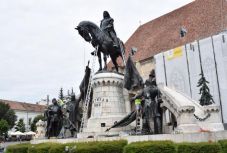 Elkezdődött a Mátyás-szoborcsoport letisztítása Kolozsváron