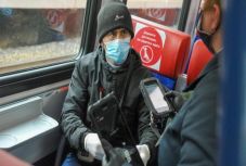 Moszkvában megszűnt a kötelező utcai maszkviselet