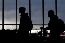 Oroszország eltörli a kéthetes karanténkötelezettséget a tesztelt beutazók esetében