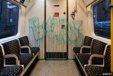 Banksy maszkviselésre buzdít a londoni metrón
