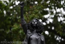 Fekete tüntető szobrát állították a rabszolgakereskedő ledöntött szobrának helyére