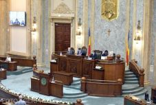 Elfogadták a karanténtörvényt – ha hatályba lép, többé nem járkálhatnak fertőzöttek az utcán