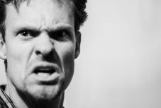 Felmérés: dühbe gurul a volánnál minden tizedik romániai sofőr