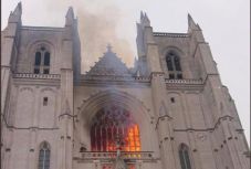 Szándékos gyújtogatás miatt üthetett ki tűz Nantes székesegyházában