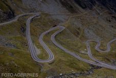 Tragédiával végződött három romániai fiatal autózása a Transzfogarasi úton