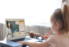 Törvénymódosítás: rendkívüli állapot esetén online oktatás lehet az iskolákban, egyetemeken