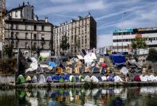 Felszámolt a francia rendőrség Párizsban egy illegális sátortábort