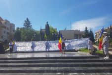 Maroknyi román nacionalista ünnepelte Sepsiszentgyörgyön a román himuszt