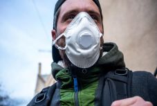 Egy erdélyi megyében is kötelezővé tették a kültéri maszkviselést