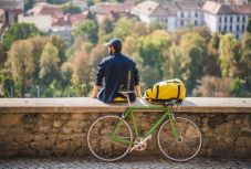 „Ritka az a sofőr, aki megértő lenne” – agresszív autósok mellett tekernek a biciklis futárok