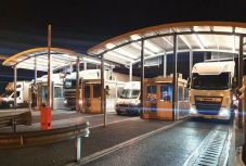 Közel 50 bevándorlót, köztük gyerekeket találtak egy teherautóban Nagylaknál