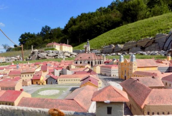 Megnyílt a szejkefürdői Mini Erdély-park: a makettek száma folyamatosan bővül