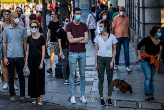 Újabb erdélyi megyében teszik kötelezővé a maszkviselést zsúfolt kültéri helyeken is