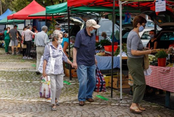 Szombattól Kolozs megyében is kötelező a kültéri maszkviselés bizonyos esetekben