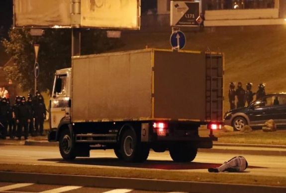 FRISSÍTVE - Elgázoltak egy a tüntetőt Minszkben, a lengyel államfő uniós csúcsot sürget